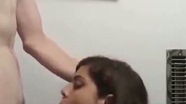 Delhi babe gives an Indian blowjob to her British BF