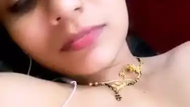 Sexy Desi Bhabhi Shows Her Boobs