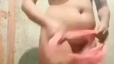 Desi housewife pissing and nude bath viral show