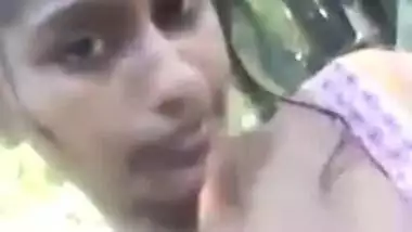Desi girl showing boobs selfie