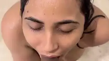 Horny lady gives a desi blowjob in the shower