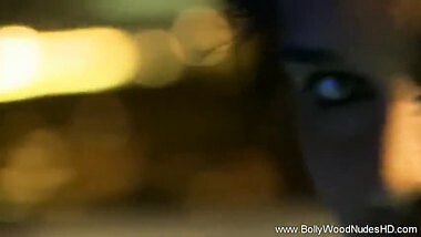 She Makes It Easy To Love Her