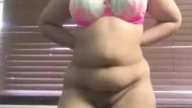 Big ass Paki naked striptease MMS