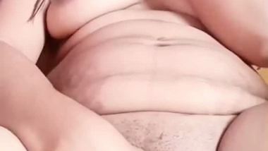 Beautiful eyes sexy maal nude fingering with a smile