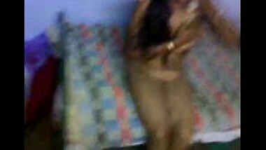 Bhabhi Flaunts Body