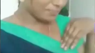 aunty showing clevge to lover