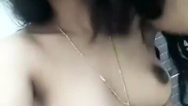 Extremely Beautiful Lankan Girl Showing her Pink Hairy Pussy