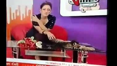 Pakistani pathan girl Mahera hot cleavage show during TV show!