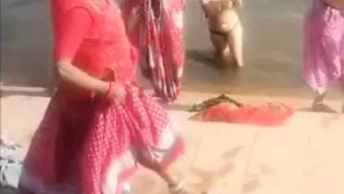 Lusty Bhabhi bathing toipless in pond, Desi porn videos