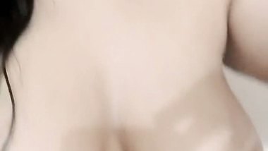 Unmarried lady exposing big boobs viral selfie