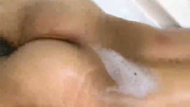 Desi Indian couple having sex in hotel bath tub