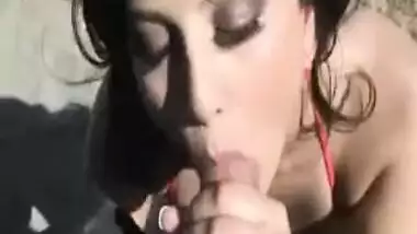 Sunny leone giving a blowjob to her husband on the beach 