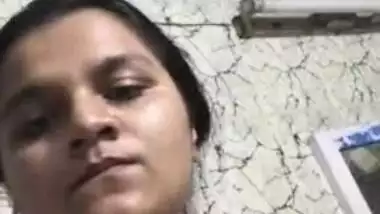 Sexy bhabhi showing her little shaved pussy on video call to lover