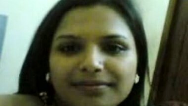 Indian Housewife show her Boobs to her Partner 