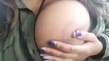 Desi girl exposes her boobs in office