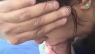 wife sucking hubbys lund in swimming pool