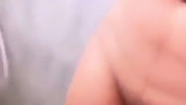 Desi girl shows her sexy body in Marathi sex MMS