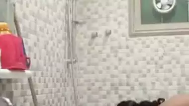 Desi aunty bathroom selfie Video