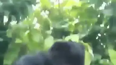 Village couple’s outdoor Indian sex video from the forest