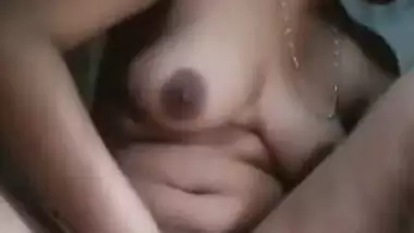 Desi girl nude masturbation using a vegetable