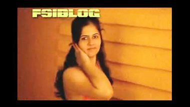 Desi famous model Anju in her first hot clip