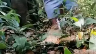 Guy enjoys GF’s pussy under a tree in Indian outdoor sex