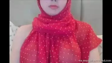 Cute Arab camgirl shows boobs.