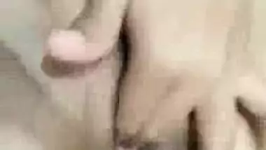 Desi girlâ€™s Desi pussy fingering MMS video