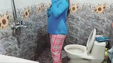 Dude records Desi XXX stepsister peeing and masturbating in bathroom