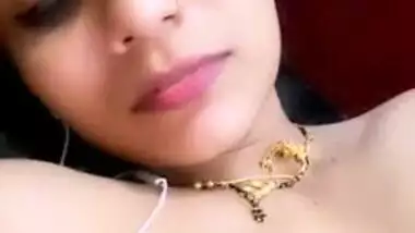 Curvy Desi Bhabhi takes various poses to make XXX fans see boobs well