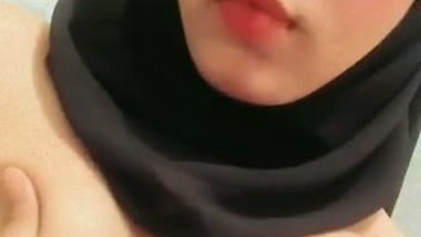 Dhaka girl shows her naked boobs in Bangladeshi sex