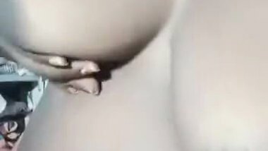 Today Exclusive -bhabhi Shows Her Boobs