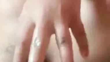 Horny desi girl fingering vdo