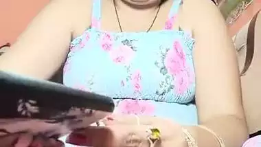 Sexy Desi Bhabhi Shows Her Boobs Part 4