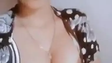 Desi girl naked breast showing viral clip