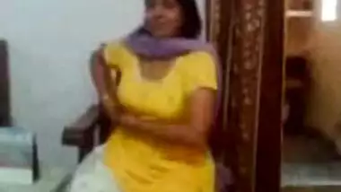 Delhi aunty showing big boobs to neighbor