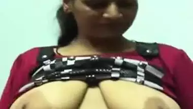 Desi mature woman takes man's sex instrument and gives a XXX handjob