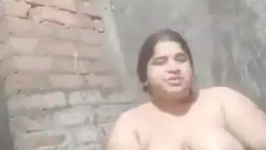 Desi Fatty Bhabi Bathing
