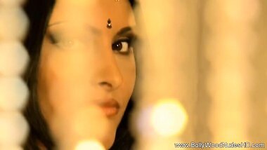 Bangladeshi Beauty Smiling Bude With her Body