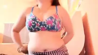 Sexy Desi Bhabhi Shows Her Boobs On Cam Show