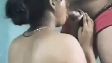 Desi babe sucking cock of her uncle MMS clip