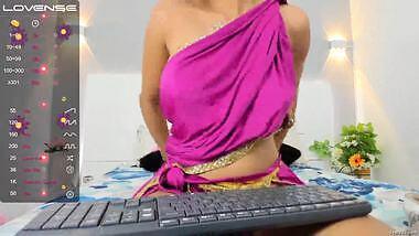 Indian Cute girl Saree And Exposing Boobs With Nipple