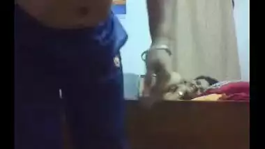 XXX affair of pretty Desi aunty caught on hidden cam in MMS video