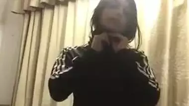 Desi girl in a tracksuit takes it down exposing XXX body parts