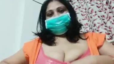 Indian bhabhi showing boobs during lockdown