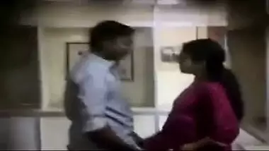 Indian sex clip of Kerala office aunty getting naughty!