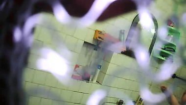 Baño desnuda de chica sexy con grandes tetas