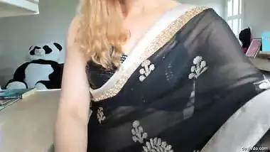 Horny Bhabhi in saree without blouse Exposing Boobs and Sexy Back