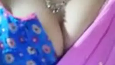 Bhabhi showing boobs in tight blouse
