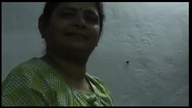 Desi sex of mature aunty given handjob session